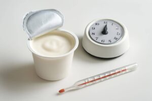 ヨーグルトは常温で何時間保存できる?腐らせない正しい方法