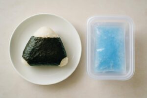 朝作ったおにぎりを夜食べるのは大丈夫?食中毒を防ぐ正しい保存方法