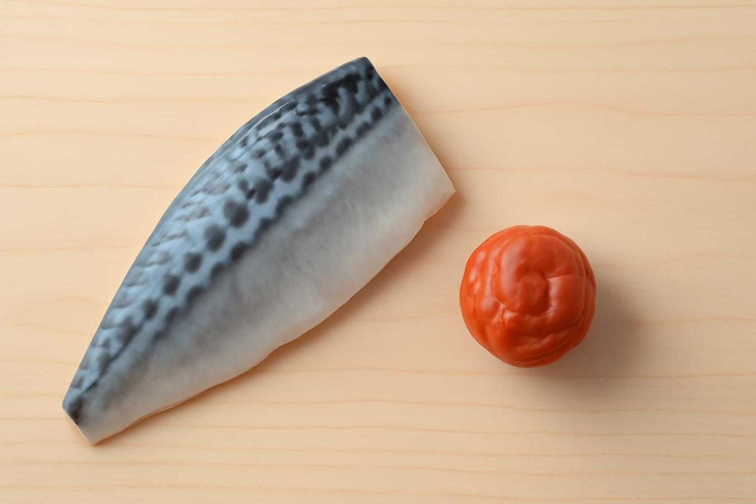 鯖と梅干しが一緒に置かれた食卓風景