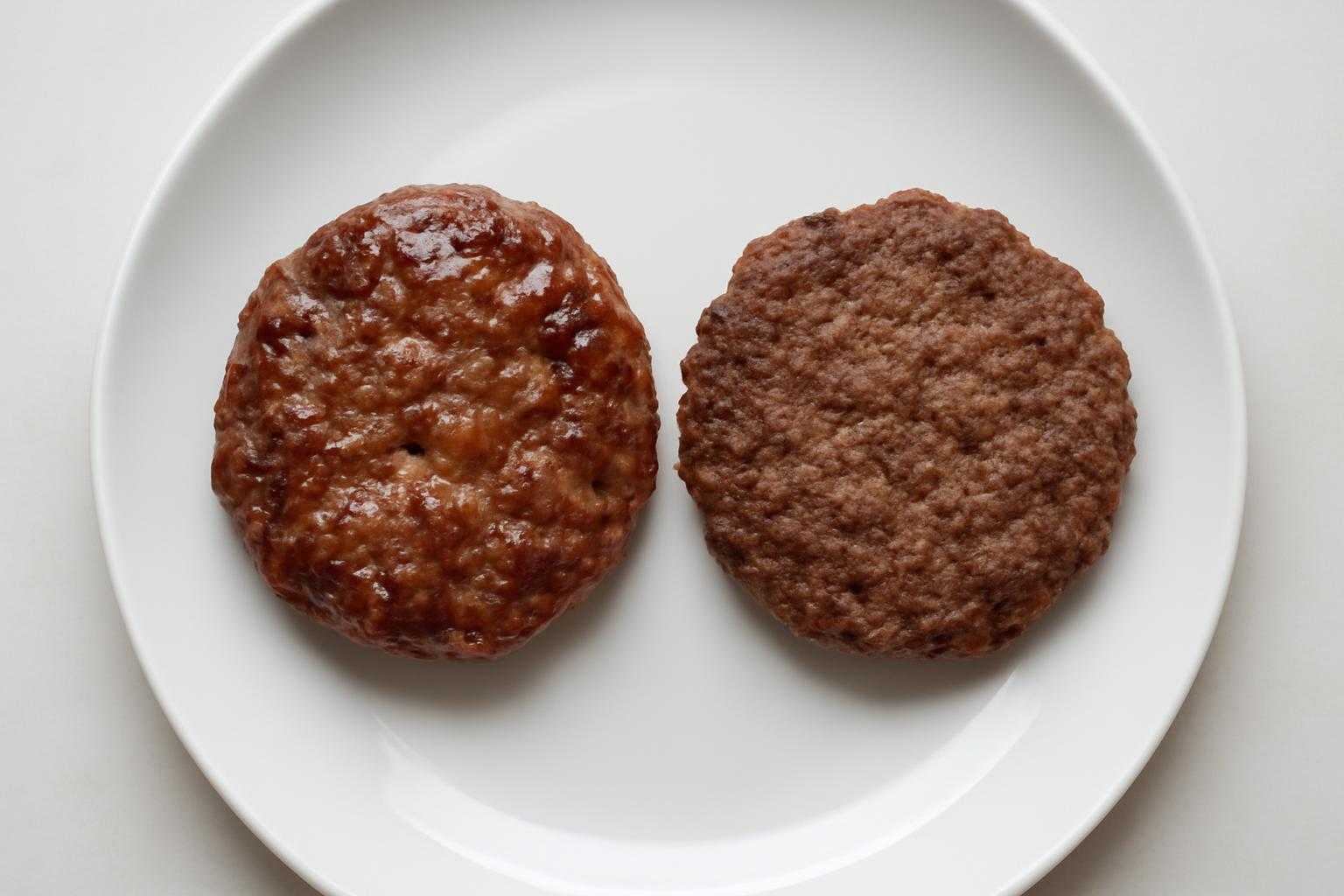牛乳を使ったハンバーグと牛乳なしのハンバーグを並べた比較画像