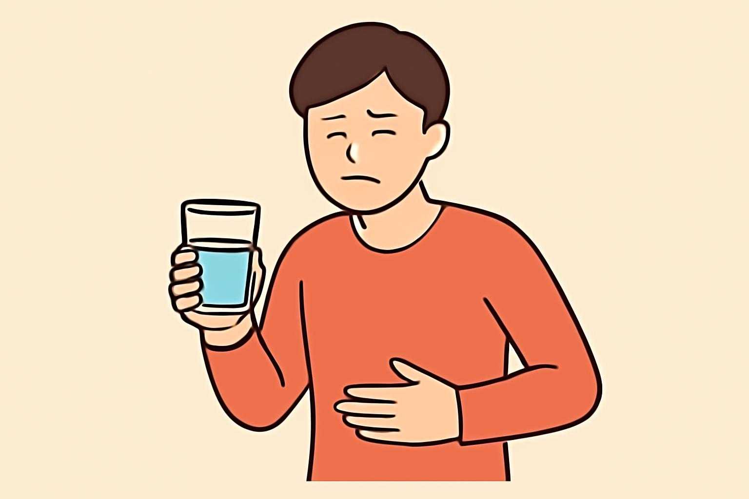 お腹が痛い女性が水を飲んでいる様子