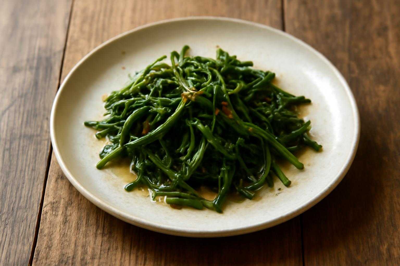 鬼こごみを使った完成した料理を盛り付けた食卓