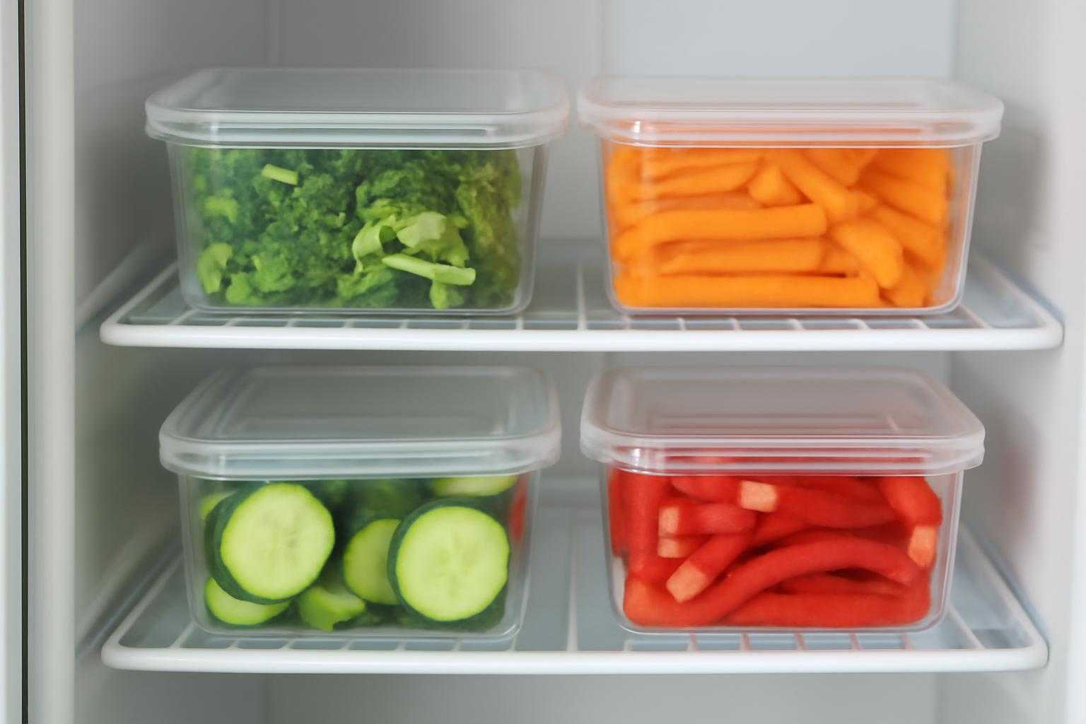 タッパーに入ったカット野菜が冷蔵庫に保存されている様子