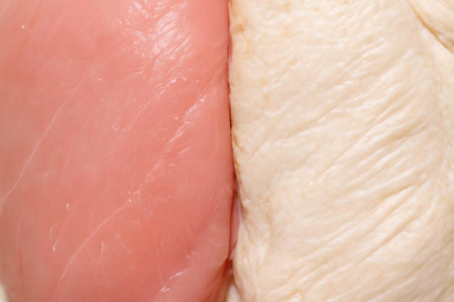 生焼けと加熱済みの鶏肉を色で比較したイメージ
